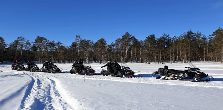 Escursioni a bordo di motoslitte elettriche in Finlandia 2